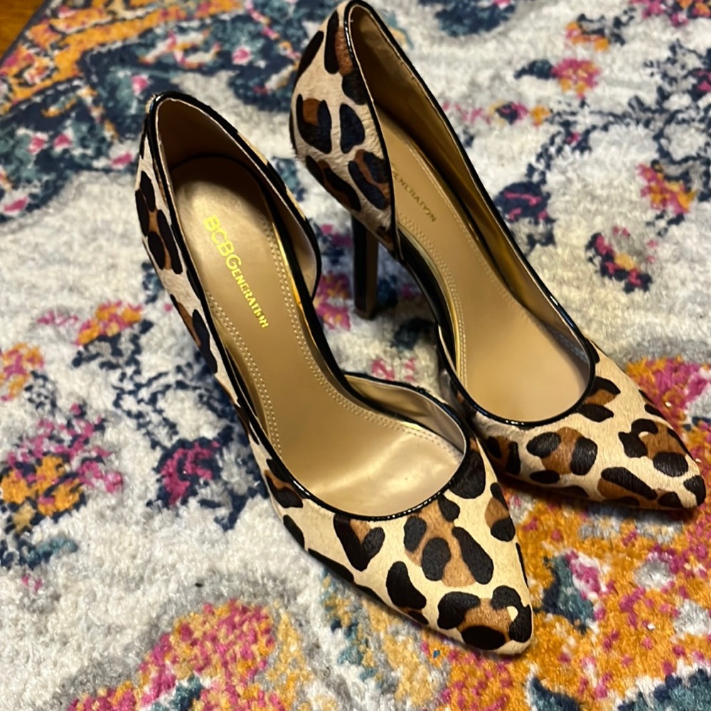 NWOB! BCBG animal print pumps